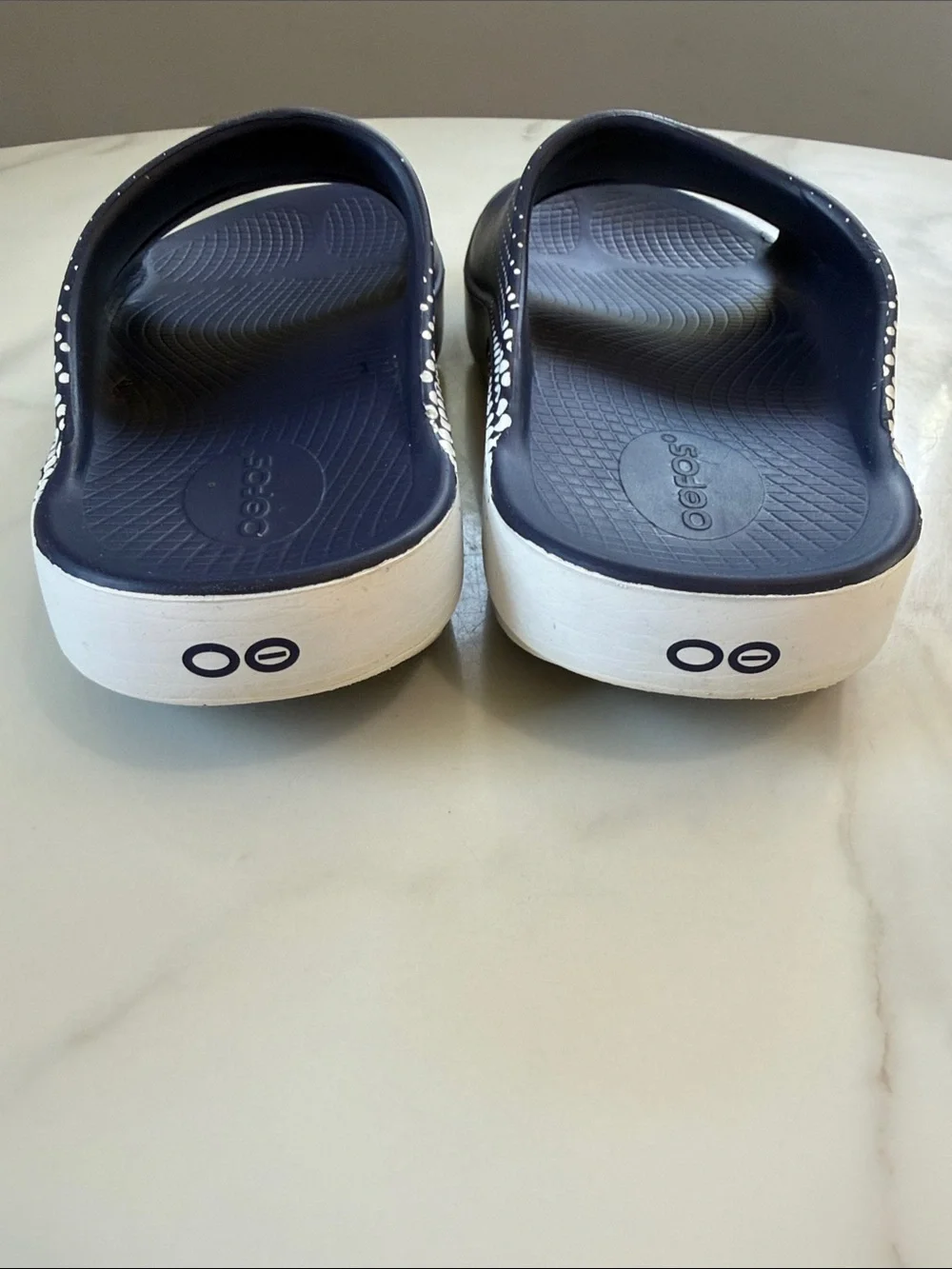 OOFOS pair navy